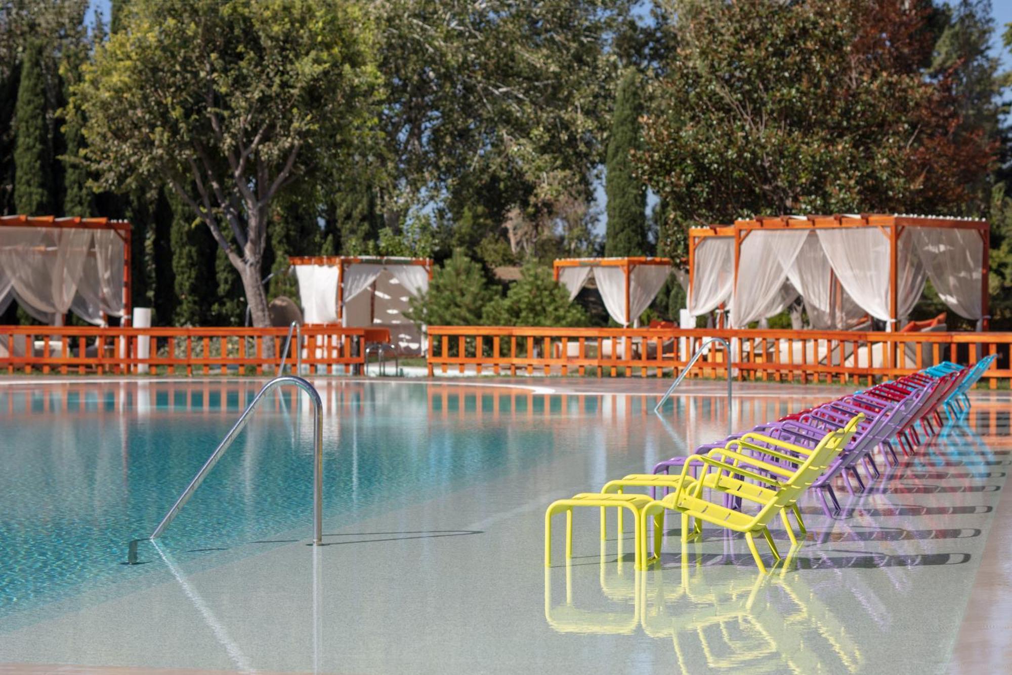 Sheraton Istanbul Atakoy Hotel Exterior foto The pool at the hotel