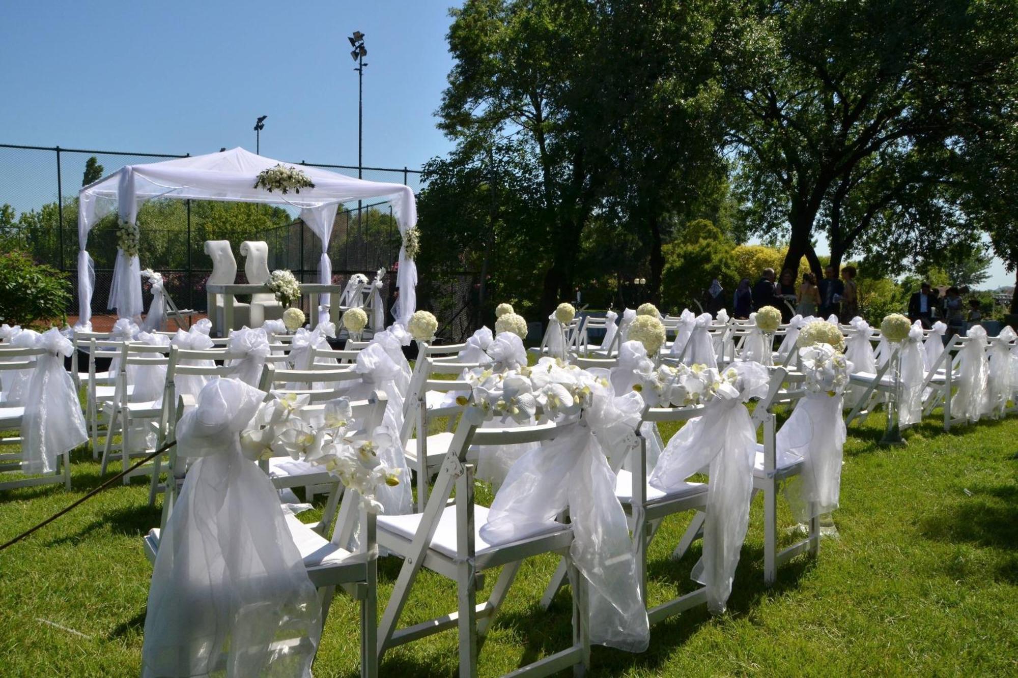 Sheraton Istanbul Atakoy Hotel Exterior foto A wedding at the park