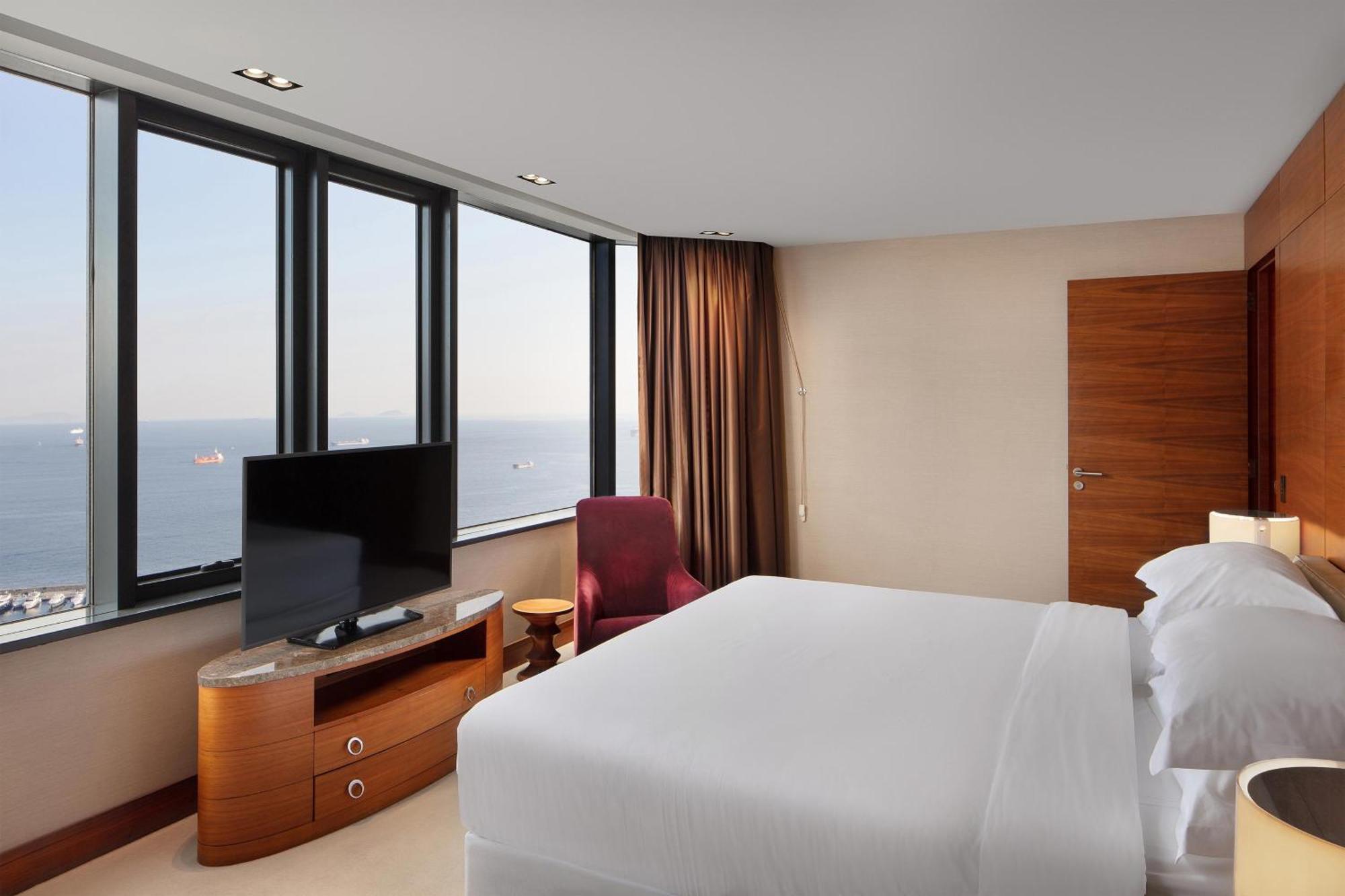 Sheraton Istanbul Atakoy Hotel Exterior foto A bedroom at the hotel